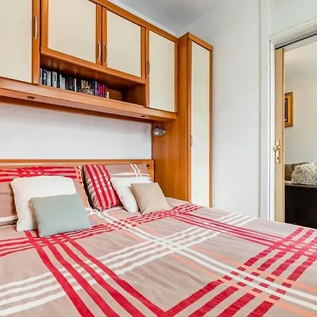 Tara Apartman *