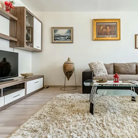 Tara Apartman *