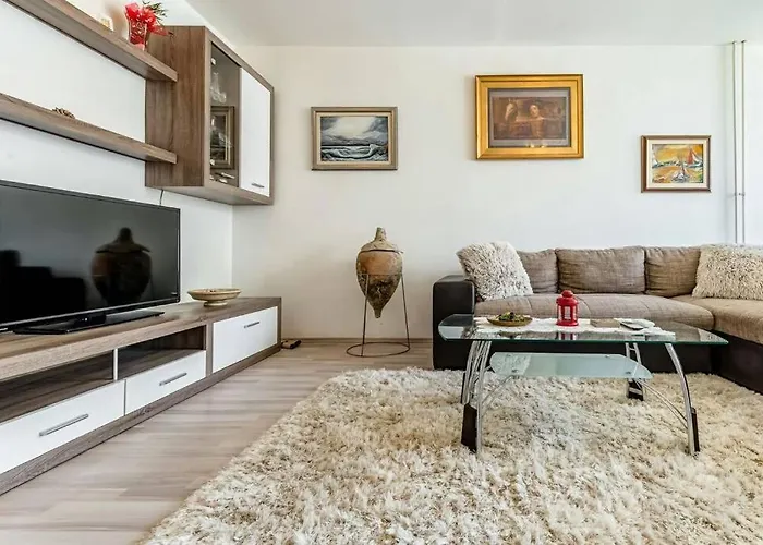 Tara Apartman *