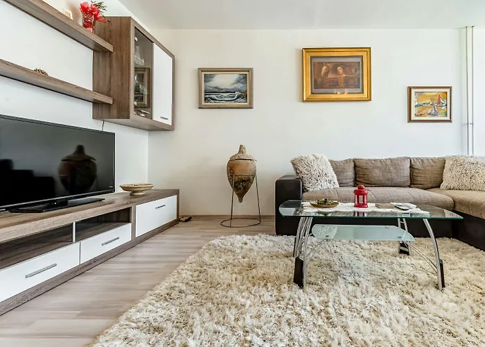 Tara Apartman *