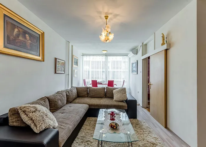 Tara Apartman *